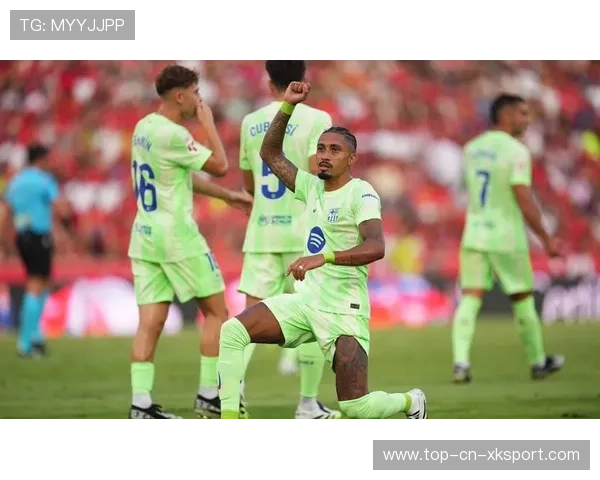 巴萨左路渗透犀利，拉菲尼亚内切抽射打破僵局